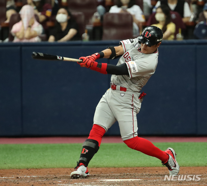 [서울=뉴시스] 조수정 기자 = 2일 오후 서울 구로구 고척스카이돔에서 열린 2022 신한은행 SOL KBO리그 키움히어로즈와 SSG랜더스 경기, 9회초 1사만루 SSG 추신수가 1타점 적시타를 날리고 있다. 2022.08.02. chocrystal@newsis.com
