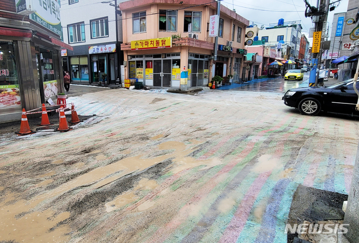 [남해=뉴시스] 차용현 기자 = 경남 남해군이 남해읍 중심로에 10여억원의 예산을 들여 도시재생뉴딜 관광특화가로 사업을 진행하고 있지만 잦은 보수공사로 인해 주민들의 불편이 커지고 있다. 사진은 공사현장 모습. 2022.08.03. con@newsis.com 