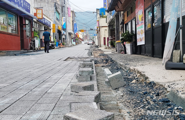 [남해=뉴시스] 차용현 기자 = 경남 남해군이 남해읍 중심로에 10여억원의 예산을 들여 도시재생뉴딜 관광특화가로 사업을 진행하고 있지만 잦은 보수공사로 인해 주민들의 불편이 커지고 있다. 사진은 공사현장 모습. 2022.08.03. con@newsis.com 