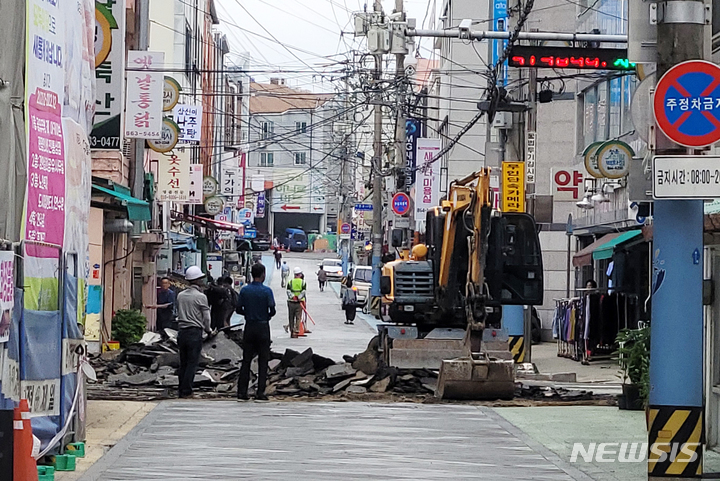 [남해=뉴시스] 차용현 기자 = 경남 남해군이 남해읍 중심로에 10여억원의 예산을 들여 도시재생뉴딜 관광특화가로 사업을 진행하고 있지만 잦은 보수공사로 인해 주민들의 불편이 커지고 있다. 사진은 공사현장 모습. 2022.08.03. con@newsis.com 