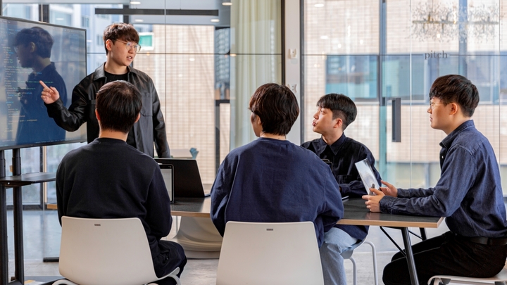 [서울=뉴시스] 플링크 임직원들이 페이지콜 특허 기술 관련 회의를 진행하고 있다. (사진=플링크 제공) 2022.08.03. photo@newsis.com *재판매 및 DB 금지