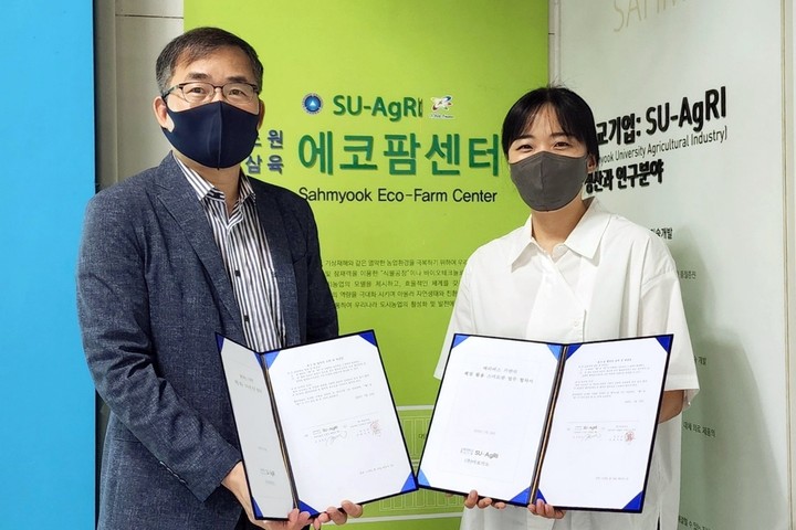 (오른쪽부터) 삼육대 학교기업 SU-AgRI 김유선 대표(환경디자인원예학과 교수), 아보카도 황우정 대표. 사진 삼육대학교 *재판매 및 DB 금지