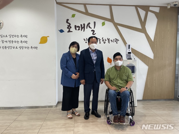 [오산=뉴시스] 이권재 오산시장이 수원시 권선구 호매실동 소재 장애인복지회관 등을 견학한 뒤 기념사진을 찍고 있다. (사진 = 오산시 제공)