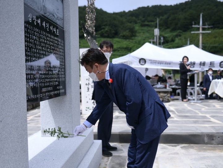 3일 여수시 남면 안도리 이야포해변에서 열린 미군폭격사건 72주년 추모제에 참석한 정기명 여수시장이 분향하고 있다. 여수시 제공 *재판매 및 DB 금지