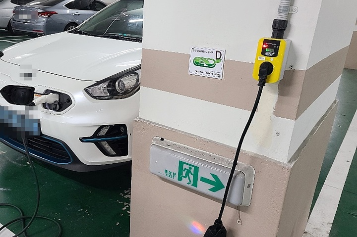 과금형 콘센트를 이용한 전기차 충전. (사진=제주도 제공) *재판매 및 DB 금지