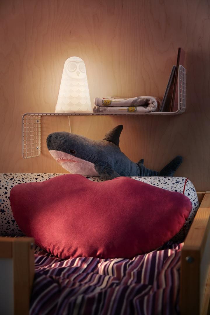 [서울=뉴시스] 상상의 나래를 펼쳐 주는 침대 곁 친구들. (사진=이케아코리아 제공) 2022.08.03. photo@newsis.com *재판매 및 DB 금지