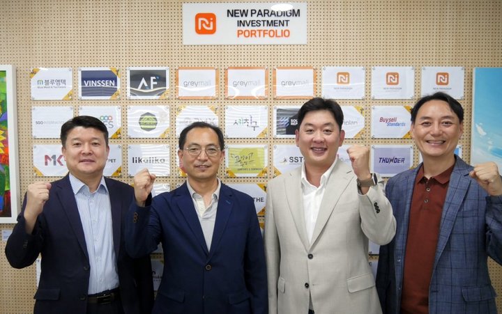 [서울=뉴시스] (왼쪽부터)뉴패러다임인베스트먼트 배상승 공동대표, 그레이스케일 이준호 대표, 박진호 이사, 뉴패러다임인베스트먼트 박제현 공동대표. (사진=뉴패러다임인베스트먼트 제공) 2022.08.03. photo@newsis.com *재판매 및 DB 금지