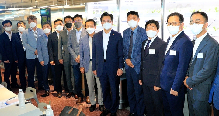 [세종=뉴시스] 정황근 농림축산식품부 장관이 3일 서울에서 스마트팜 업계와 간담회에서 기념촬영을 하고 있다. (사진=농식품부 제공) *재판매 및 DB 금지