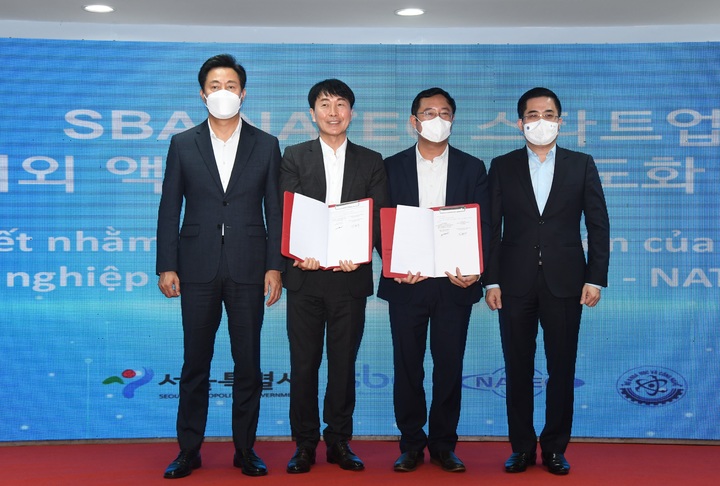 [호찌민=뉴시스] 오세훈 서울시장이 3일 오후 서울창업허브 호찌민에서 SBA-NATEC 스타트업 해외 액셀러레이팅 고도화 LOI 체결을 마치고 기념촬영을 하고 있다. (사진=사진공동취재단) 2022.08.04. photo@newsis.com *재판매 및 DB 금지