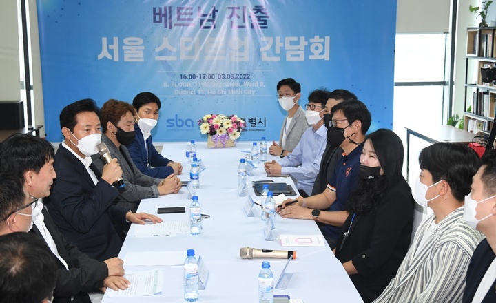 [호찌민=뉴시스] 서울 관광·경제 세일즈를 위해 베트남을 방문 중인 오세훈 서울시장이 3일 오후(현지시간) 서울창업허브 호찌민 8층 회의실에서 열린 베트남 진출 서울 스타트업 간담회에서 인사말을 하고 있다. (사진=사진공동취재단) 2022.08.04. photo@newsis.com *재판매 및 DB 금지