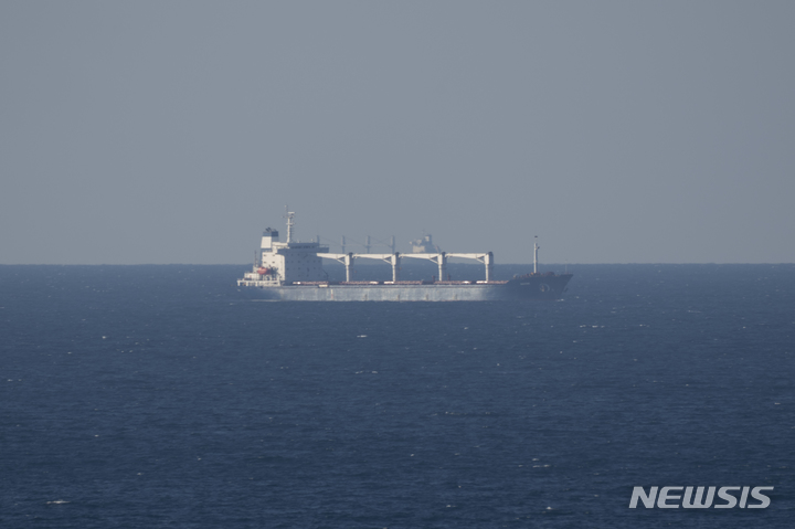 [이스탄불=AP/뉴시스] 우크라이나 곡물을 실은 곡물 수출선 라조니호가 2일(현지시간) 튀르키예 보스포루스 해협에 들어서고 있다. 옥수수 2만6000톤을 실은 라조니호는 3일 아침 레바논으로 출발하기 전 이스탄불 공동조정센터(JCC)의 검열을 받는다. 우크라이나 당국은 라조니호가 항해를 마치면 흑해 항구에서 대기 중인 선박들이 추가로 곡물을 운반한다고 밝혔다. 2022.08.03.