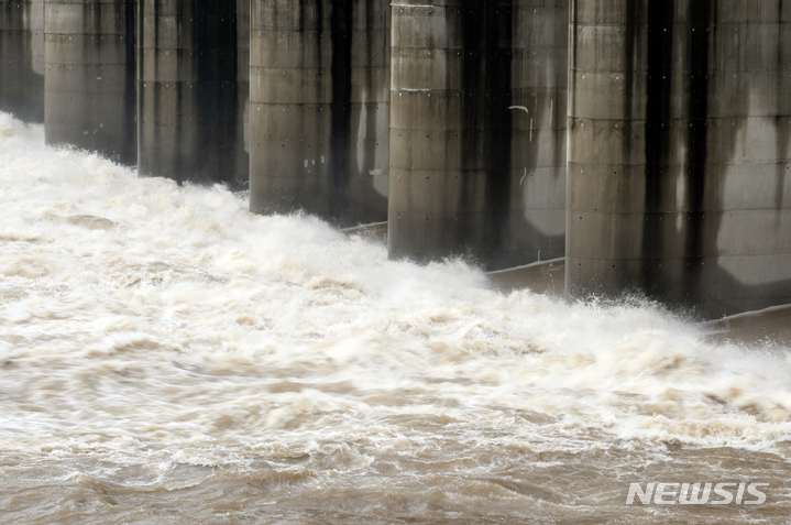 [연천=뉴시스] 고승민 기자 = 전국에 비가 내린 3일 경기 연천군 군남댐에서 임진강 물이 방류되고 있다. 임진강 필승교 수위는 지난 밤 내린 비로 '비홍수기 인명대피수위'인 2ｍ를 넘어 7시 40분 기준 2.42m를 기록했다.&nbsp; 2022.08.03. kkssmm99@newsis.com