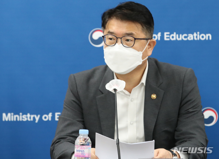 [서울=뉴시스] 김명원 기자 = 장상윤 교육부 차관이 지난 3일 오전 서울 종로구 정부서울청사에서 국가교육책임제 강화 관련 학부모 의견 수렴을 위해 마련된 유치원 학부모 간담회에 참석해 발언하고 있다. 2022.08.09. kmx1105@newsis.com