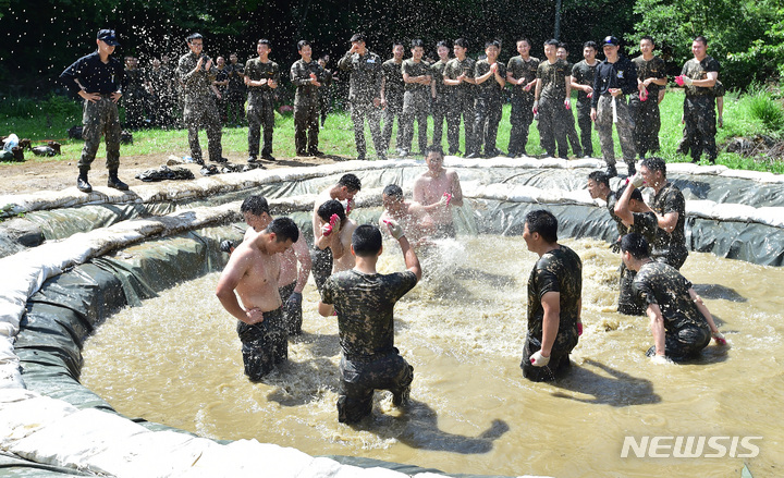 [대구=뉴시스] 이무열 기자 = 최강 전사로 거듭나기 위한 유격훈련에 나선 육군 50사단 낙동강여단 장병들이 3일 오전 대구 달성군 가창유격장에서 상대방을 참호 밖으로 밀어내야 승리하는 참호격투를 벌이고 있다. 2022.08.03. lmy@newsis.com