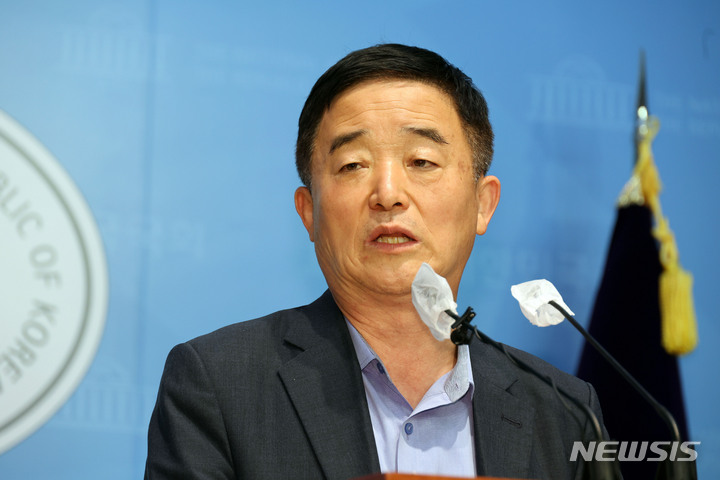 [서울=뉴시스] 고범준 기자 = 강득구 더불어민주당 의원이 3일 서울 여의도 국회 소통관에서 초등학교 입학 연령 하양 관련 설문조사 결과 발표 기자회견을 하고 있다. 사흘간 전국 교직원·학생·학부모 등 13만1천70명을 상대로 설문조사한 결과 응답자의 97.9%가 '이 정책에 동의하지 않는다'고 답했다고 밝혔다. (공동취재사진) 2022.08.03. photo@newsis.com