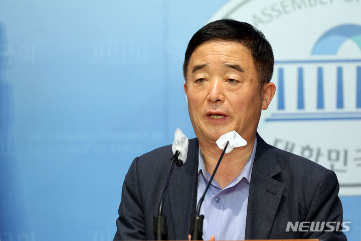 [서울=뉴시스] 고범준 기자 = 강득구 더불어민주당 의원이 지난 3일 서울 여의도 국회 소통관에서 초등학교 입학 연령 하양 관련 설문조사 결과 발표 기자회견을 하고 있다. 사흘간 전국 교직원·학생·학부모 등 13만1천70명을 상대로 설문조사한 결과 응답자의 97.9%가 '이 정책에 동의하지 않는다'고 답했다고 밝혔다. (공동취재사진) 2022.08.03. photo@newsis.com