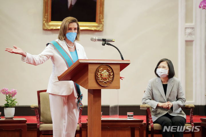 [타이베이=AP/뉴시스] 낸시 펠로시(왼쪽) 미국 하원의장이 3일(현지시간) 대만 타이베이 총통부에서 차이잉원 대만 총통과 만나 연설하고 있다. 펠로시 의장은 "나의 방문이 美 고위급 추가 방문으로 이어지길 희망한다"라고 밝혔다. 2022.08.03.