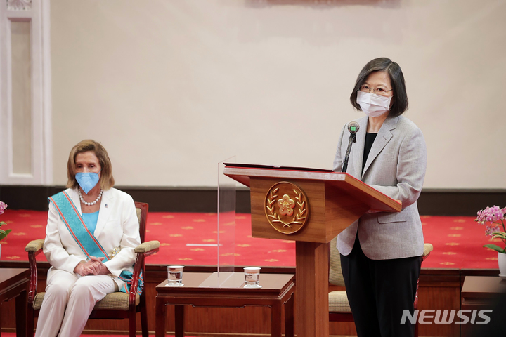 [타이베이=AP/뉴시스] 차이잉원(오른쪽) 대만 총통이 3일(현지시간) 타이베이 총통부에서 낸시 펠로시 미국 하원의장과 만나 연설하고 있다. 차이잉원 총통은 "군사적 위협에 물러서지 않고 민주주의를 위한 방어선을 지키며 민주적 가치를 수호할 것"이라고 말했다. 2022.08.03.