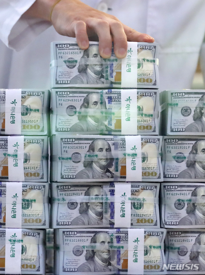 [서울=뉴시스] 이영환 기자 = 3일 오후 서울 중구 하나은행 위변조대응센터에서 직원이 달러화를 검수하고 있다. 이날 한국은행이 발표한 2022년 7월 말 외환보유액에 따르면 지난 달 말 우리나라 외환보유액은 4386억1000만달러로 전월 말(4382억8000만달러)보다 3억3000만달러 증가해 4개월 연속 감소했던 외환보유액이 증가세로 전환했다. 2022.08.03. 20hwan@newsis.com
