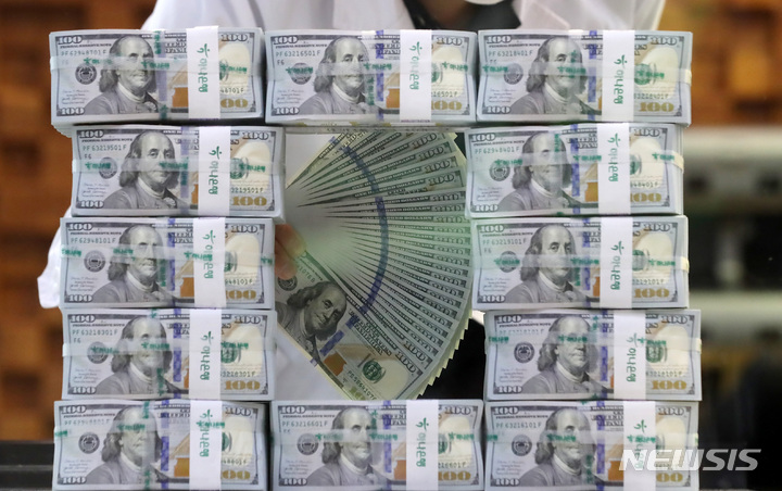 [서울=뉴시스] 이영환 기자 = 3일 오후 서울 중구 하나은행 위변조대응센터에서 직원이 달러화를 검수하고 있다. 이날 한국은행이 발표한 2022년 7월 말 외환보유액에 따르면 지난 달 말 우리나라 외환보유액은 4386억1000만달러로 전월 말(4382억8000만달러)보다 3억3000만달러 증가해 4개월 연속 감소했던 외환보유액이 증가세로 전환했다. 2022.08.03. 20hwan@newsis.com