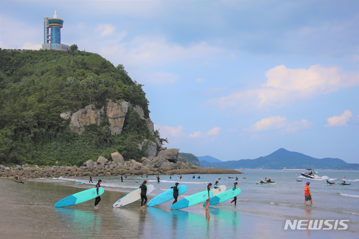 [고흥=뉴시스] 밀려오는 파도를 가르는 짜릿함을 즐길 수 있는 서핑 성지로 유명한 고흥 남열 해돋이 해수욕장 전경. (사진=전남도 제공) 2022.08.03. photo@newsis.com