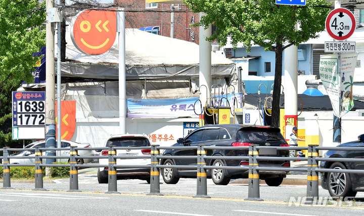 [대구=뉴시스] 이무열 기자 = 3일 대구의 한 주유소에 휘발유가 리터당 1639원, 경유는 1772원에 판매되고 있다. ‘교통·에너지·환경세법 개정안과 개별소비세법 개정안’이 지난 2일 오후 국회에서 통과됐다. 이 법안에 따라 오는 2024년 말까지 한시적으로 휘발유, 경유 등에 대한 유류세 탄력세율 조정 한도가 현행 30%에서 50%로 확대된다. 2022.08.03. lmy@newsis.com