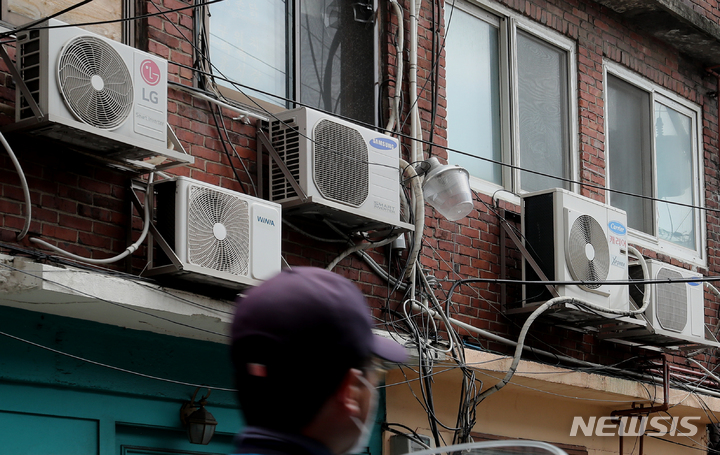 [서울=뉴시스] 김금보 기자 =지난해 8월3일 오후 서울 용산구 주택가 외벽에 에어컨 실외기가 설치돼있다. 2022.08.03. kgb@newsis.com