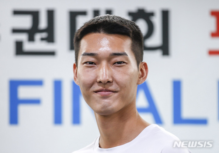 [서울=뉴시스] 정병혁 기자 = 높이뛰기 우상혁이 3일 오후 서울 송파구 올림픽파크텔에서 열린 2022 세계육상선수권대회 메달획득에 대한 포상금 수여식 및 세계다이아몬드 파이널 대회 출정식에서 포상금을 받고 있다. 2022.08.03. jhope@newsis.com