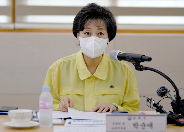 [광주=뉴시스] 김혜인 기자 = 박순애 사회부총리 겸 교육부 장관이 3일 오후 광주 서구 화정동 서석고등학교 본관 창의융합교실에서 여름철 기숙사 안전점검 결과에 대해 논의하고 있다. 2022.08.03.hyein0342@newsis.com
