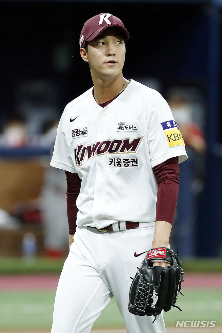 [서울=뉴시스] 최동준 기자 = 3일 서울 구로구 고척스카이돔에서 열린 2022 KBO 리그 키움 히어로즈 대 SSG 랜더스의 경기, 6회까지 무실점으로 막은 키움 선발 안우진이 덕아웃으로 들어오고 있다. 2022.08.03. photocdj@newsis.com