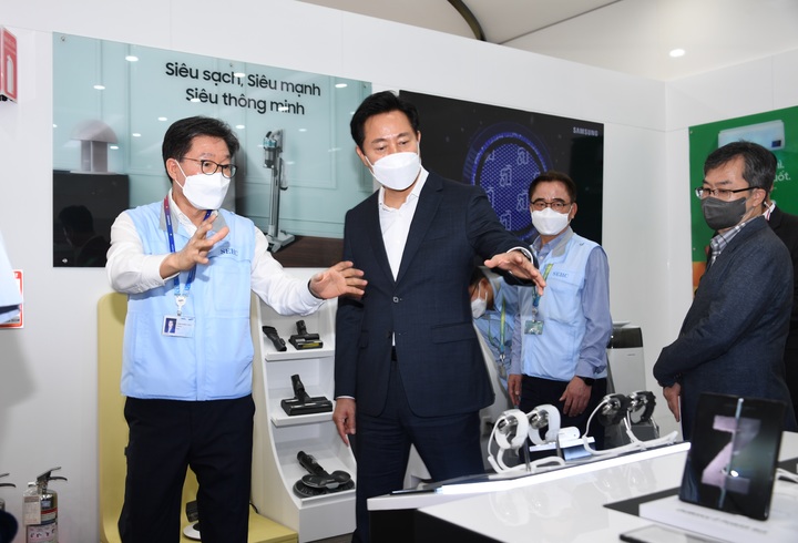 [호찌민=뉴시스] 오세훈 서울시장이 3일 오전(현지시간) 사이공 하이테크파크 내 위치한 호치민 삼성전자 가전복합단지의 제품전시관을 둘러보고 있다. (사진=사진공동취재단) 2022.08.04. photo@newsis.com *재판매 및 DB 금지