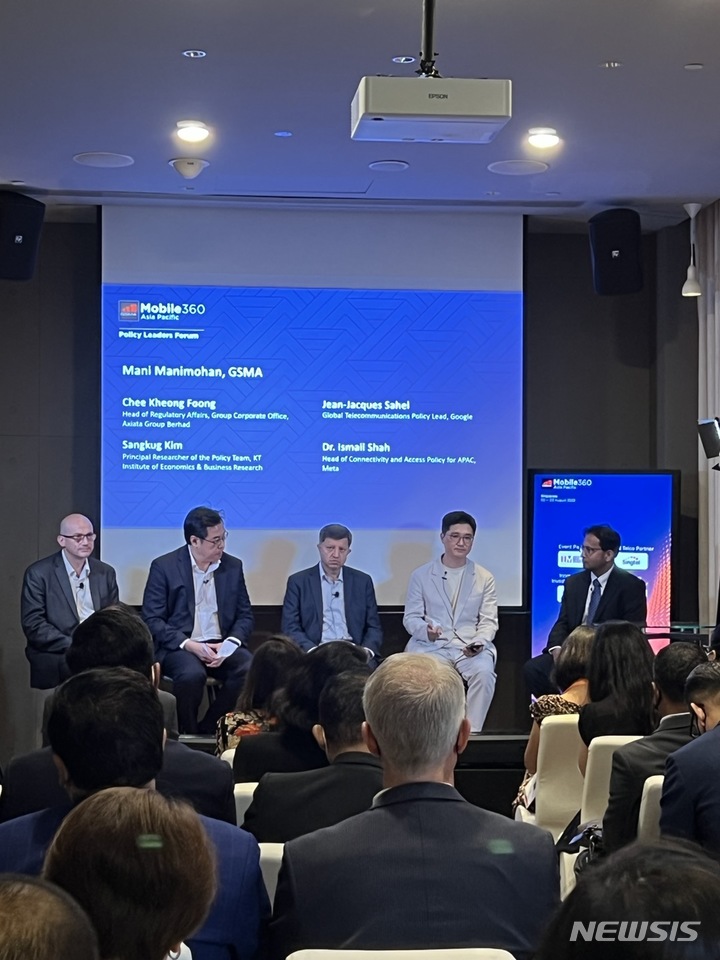 [서울=뉴시스]KT가 싱가포르에서 개최된 '모바일 360 APAC'의 특별 세미나 '정책 리더스 포럼'에 참석해 GSMA, 글로벌 주요 통신사 및 빅테크 등과 함께 미래 네트워크 지속적인 성장과 혁신을 주제로 논의에 나섰다고 4일 밝혔다. 사진은 마니마니모한 GSMA 박사, 김상국 KT 경제경영연구소 수석연구원, 이스마일 샤 메타 아태지역 통신정책총괄, 치경풍 악시아따 그룹 정책협력총괄 치경풍, 장 자크 사헬 구글 글로벌통신정책총괄(왼쪽부터)이 패널토론에 참여하고 있는 모습. (사진=KT 제공)