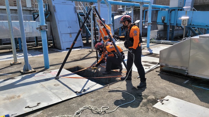 [울산=뉴시스] 유재형 기자 = 울산 울주소방서(서장 정호영)는 4일 언양수질개선사업소에서 밀폐공간 사고 발생 대비 인명 구조 훈련을 했다고 밝혔다. 2022.08.04. (사진= 울주소방서 제공)photo@newsis.com *재판매 및 DB 금지