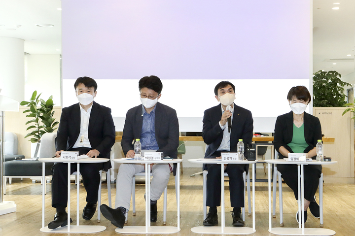  [서울=뉴시스] KT가 2025년 상용화를 위해 정부 주도로 추진되는 UAM 사업에 참여한다.고 밝혔다. (왼쪽부터) KT 융합기술원 컨버전스연구소 서호석 팀장, 이원열 상무, 김봉기 상무(소장), 임장미 상무. (사진=KT 제공) 2022.8.4 *재판매 및 DB 금지