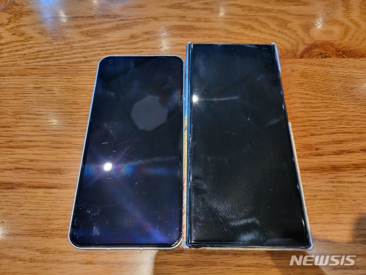 [서울=뉴시스]'폰원'(왼쪽)과 '갤럭시 노트 20 울트라' 크기 비교. (사진=윤현성 기자)
