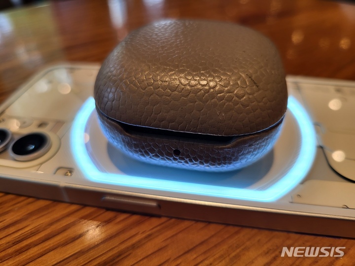 [서울=뉴시스]'폰원'의 역충전 기능으로 삼성전자의 무선 이어폰 '갤럭시 버즈 프로'를 충전하고 있는 모습. 폰원 위에 갤럭시 버즈 프로를 올려놓자 LED 조명이 충전이 시작됐음을 알려주고 있다. (사진=윤현성 기자)