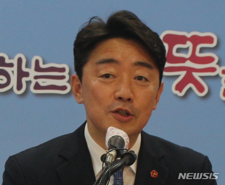 [제주=뉴시스] 오영재 기자 = 더불어민주당 강훈식 당 대표 후보가 지난 4일 오후 제주도의회 도민카페에서 기자간담회를 하고 있다. 2022.08.04. oyj4343@newsis.com