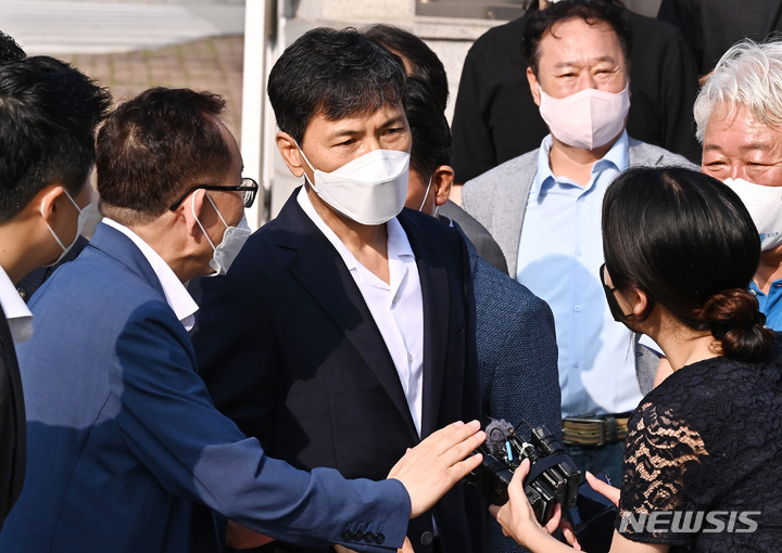 [서울=뉴시스] 수행비서를 성폭행한 혐의로 대법원에서 징역형을 확정받은 안희정 전 충남도지사가 피해자 김지은씨에게 8300여만원을 배상해야 한다는 2심 판결이 나왔다. 사진은 안 전 충남지사가 지난 2022년 8월 경기도 여주교도소에서 3년 6개월의 형기를 마치고 만기출소하고 있는 모습. 안 전 지사는 지난 2018년 4월 피감독자 간음 및 강제추행, 성폭력범죄처벌법상 업무상 위력에 의한 추행 혐의로 기소됐고 2019년 9월 대법원에서 실형을 확정받아 복역해왔다. (사진=뉴시스DB) 2022.08.04. 