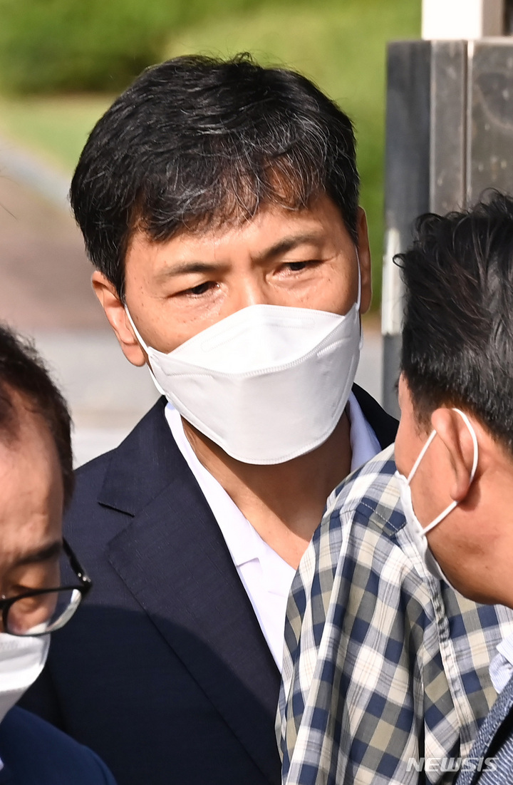 [여주=뉴시스] 김종택기자 = 여성 수행비서를 성폭행한 혐의로 실형을 선고받고 수감 생활을 해 온 안희정 전 충남지사가 4일 오전 경기도 여주교도소에서 3년 6개월의 형기를 마치고 만기출소하고 있다. 안 전 지사는 지난 2018년 4월 피감독자 간음 및 강제추행, 성폭력범죄처벌법상 업무상 위력에 의한 추행 혐의로 기소됐고 2019년 9월 대법원에서 실형을 확정받아 복역해왔다. 2022.08.04. jtk@newsis.com