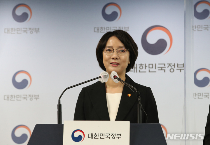 [서울=뉴시스] 김명원 기자 = 이영 중소벤처기업부 장관이 4일 오전 서울 종로구 정부서울청사에서 규제자유특구위원회 사전 브리핑을 하고 있다. 2022.08.04. kmx1105@newsis.com