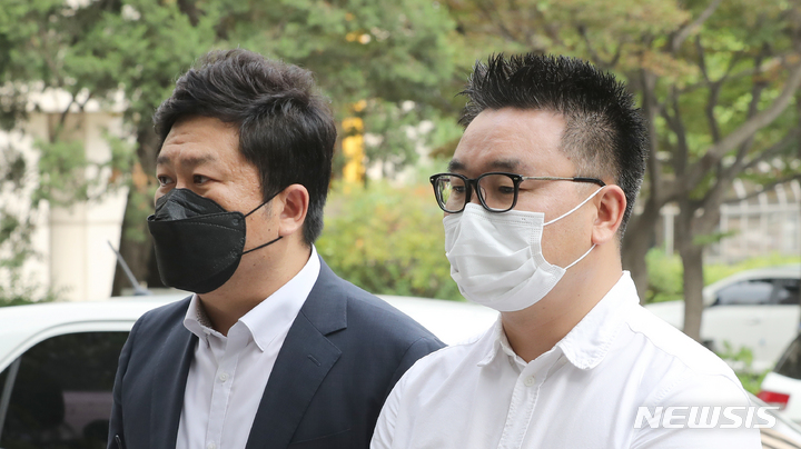 [서울=뉴시스] 김금보 기자 = 윤석열 대통령 부인 김건희 여사와의 통화 녹취를 방송사에 유출하고 국민의힘으로부터 고발당한 이명수(오른쪽) 서울의소리 기자와 류재율 변호사가 지난 2022년 8월4일 서울 마포구 반부패공공범죄수사대에서 김건희 녹취록 유출 관련 첫 피고발인 조사를 받기에 앞서 입장 표명을 하고 있다. 2022.08.04. kgb@newsis.com