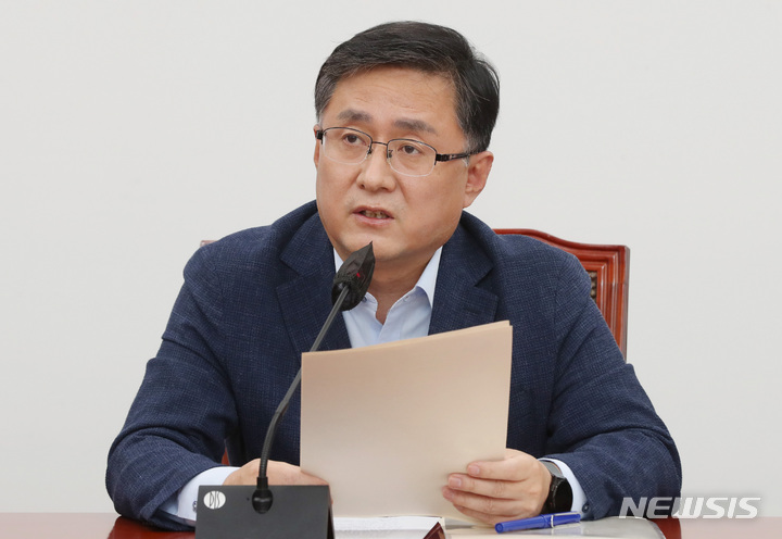 [서울=뉴시스] 전진환 기자 = 김성환 더불어민주당 정책위의장이 4일 서울 여의도 국회에서 열린 정책조정회의에서 발언하고 있다. (공동취재사진) 2022.08.04. photo@newsis.com