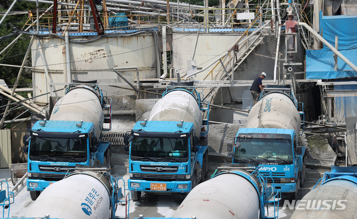 [서울=뉴시스] 이영환 기자 = 4일 오전 서울 시내의 한 레미콘 공장에 레미콘 차량들이 보이고 있다. 시멘트 업계에 따르면 한일시멘트는 지난 2일 시멘트 가격을 기존 1톤(t)당 9만2200원에서 10만6000원으로 약 15% 인상하겠다는 내용의 공문을 레미콘 업체들에게 보냈으며 앞서 삼표시멘트도 레미콘 업체들에 시멘트 가격을 기존 1t당 9만4000원에서 10만5000원으로 11.7% 인상하겠다고 통보했다. 2022.08.04. 20hwan@newsis.com