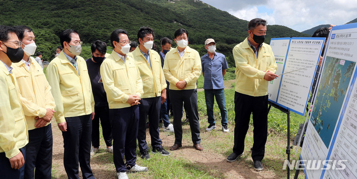 [완도=뉴시스] 김영록 전남도지사(오른쪽 네 번째)와 신우철 완도군수가 4일 오전 가뭄에 따른 섬 지역 상수도 공급대책 점검을 위해 완도군 보길면 부황제를 방문, 한국수자원공사 김태원 영섬본부 차장으로부터 노화·보길 광역상수도 공급 계획에 대해 설명을 듣고 있다. 노화·보길은 8월 1일부터 제한급수를 하고 있다. (사진=전남도 제공) 2022.08.04.photo@newsis.com