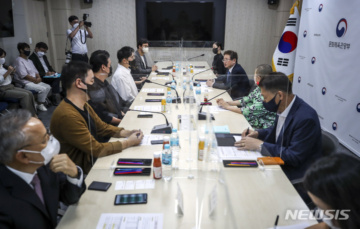 [서울=뉴시스] 정병혁 기자 = 박보균 문화체육관광부 장관이 4일 오후 서울 용산구 저작권보호과 서울사무소에서 열린 공연예술계 현장간담회에서 발언하고 있다. 2022.08.04. jhope@newsis.com