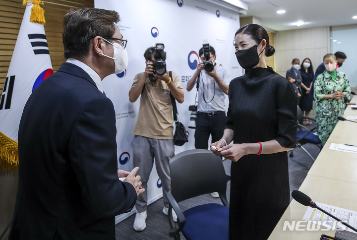[서울=뉴시스] 정병혁 기자 = 박보균 문화체육관광부 장관이 4일 오후 서울 용산구 저작권보호과 서울사무소에서 열린 공연예술계 현장간담회에서 발레리나 김주원과 인사를 나누고 있다. 2022.08.04. jhope@newsis.com