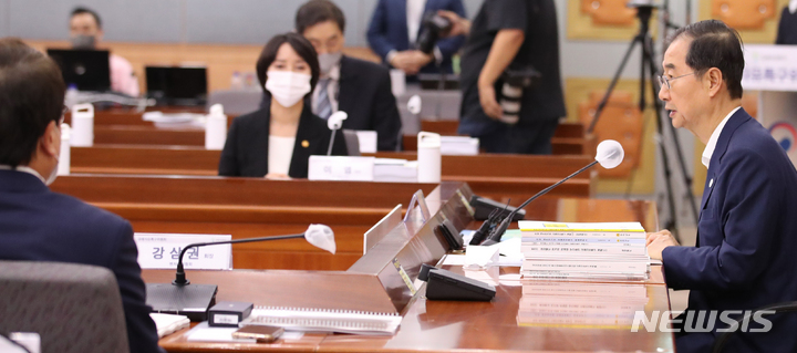 [서울=뉴시스] 김명원 기자 = 한덕수 국무총리가 4일 서울 종로구 정부서울청사 별관에서 열린 규제자유특구위원회를 주재하며 발언하고 있다. 2022.08.04. kmx1105@newsis.com