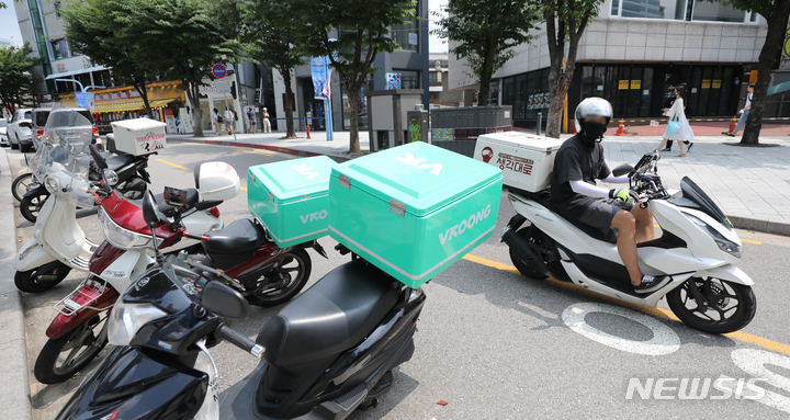 [서울=뉴시스] 김금보 기자 = 4일 오후 서울 마포구 홍익대학교 인근 거리에서 라이더들이 분주하게 움직이고 있다. 최근 폭염과 코로나19 재확산으로 배달 서비스 수요가 증가하고 있다. 2022.08.04. kgb@newsis.com