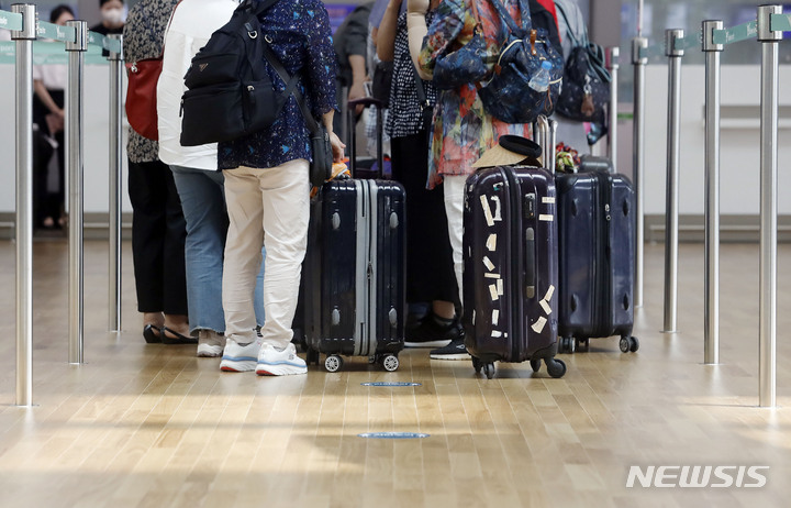 [인천공항=뉴시스] 최동준 기자 = 8월 4일 인천국제공항 제1여객터미널에서 동남아행 탑승객들이 탑승수속을 기다리는 모습. 2022.08.04. photocdj@newsis.com