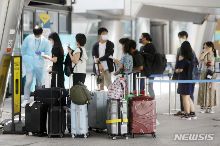 [인천공항=뉴시스] 최동준 기자 = 4일 인천국제공항 제1터미널 코로나19 검사센터에서 공항 이용객들이 검사를 받기 위해 기다리고 있다. 2022.08.04. photocdj@newsis.com